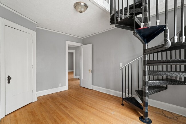 Building Photo - 2118 E Linnwood Ave