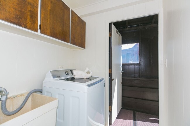 Building Photo - Amazing views, spacious floorplan, bonus f...