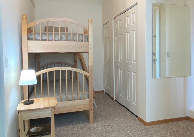 Building Photo - 2 bed 1 bath Duplex in South Hamilton with Large Shop