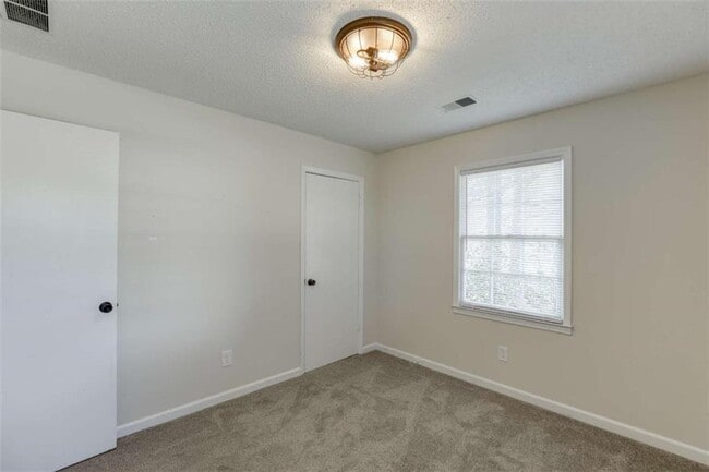 Building Photo - 1755 Straw Valley Rd