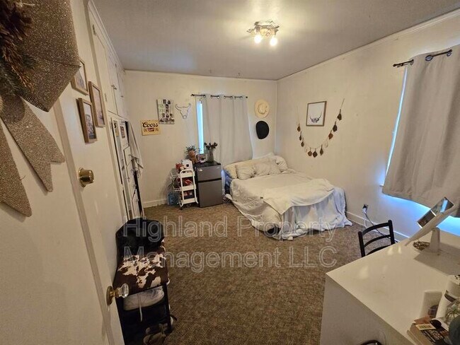 Building Photo - 520 NE Maple St