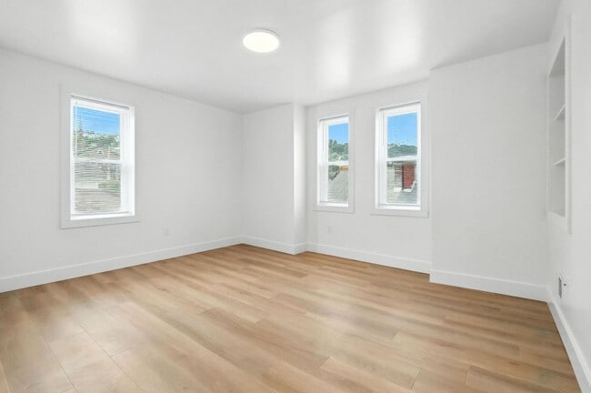 Building Photo - Downtown Sharpsburg New Remodel - 3 Bed, 2...