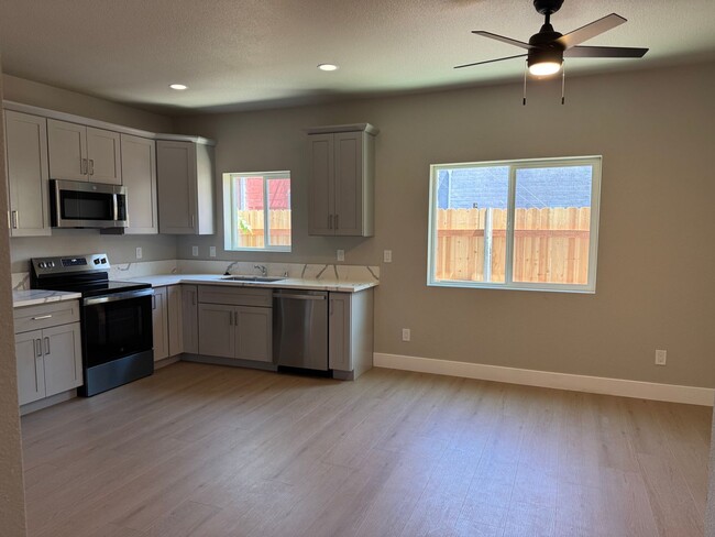 Building Photo - New Downtown Construction 650 Sqft. 1 Bedr...