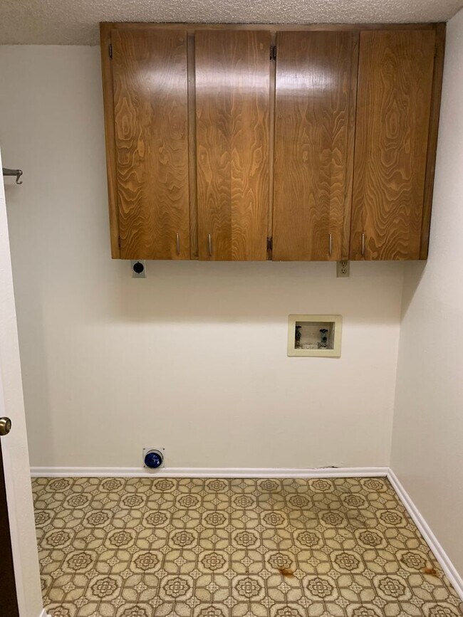 Building Photo - 9100 Tourney St