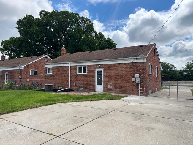 Building Photo - 3170 Southfield Rd