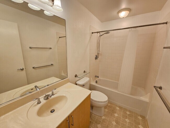 Building Photo - 2 Bed 1 Bath Condo 2 Parking ( Tandem parking right in front )