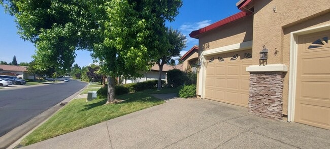 Building Photo - Gated: Single Story Heritage Oaks 3 Bedroom Plus Office/Den 3 Car Garage with lots of built in fo...