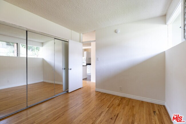 Building Photo - 11133 ROSE Ave