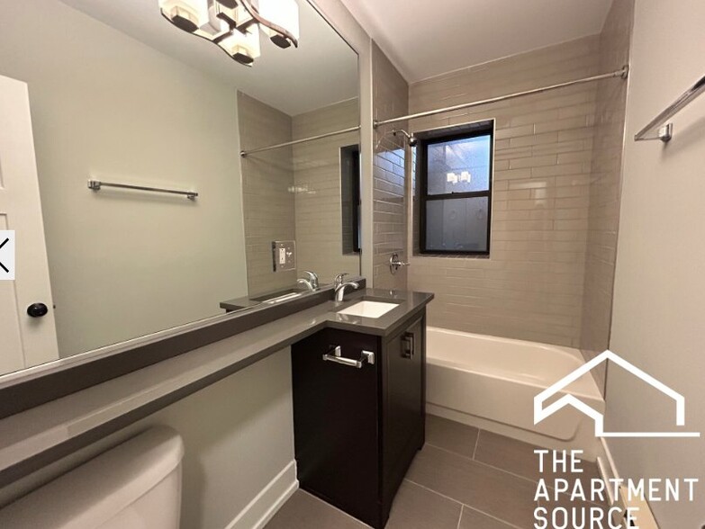 Building Photo - 711 W Brompton Ave