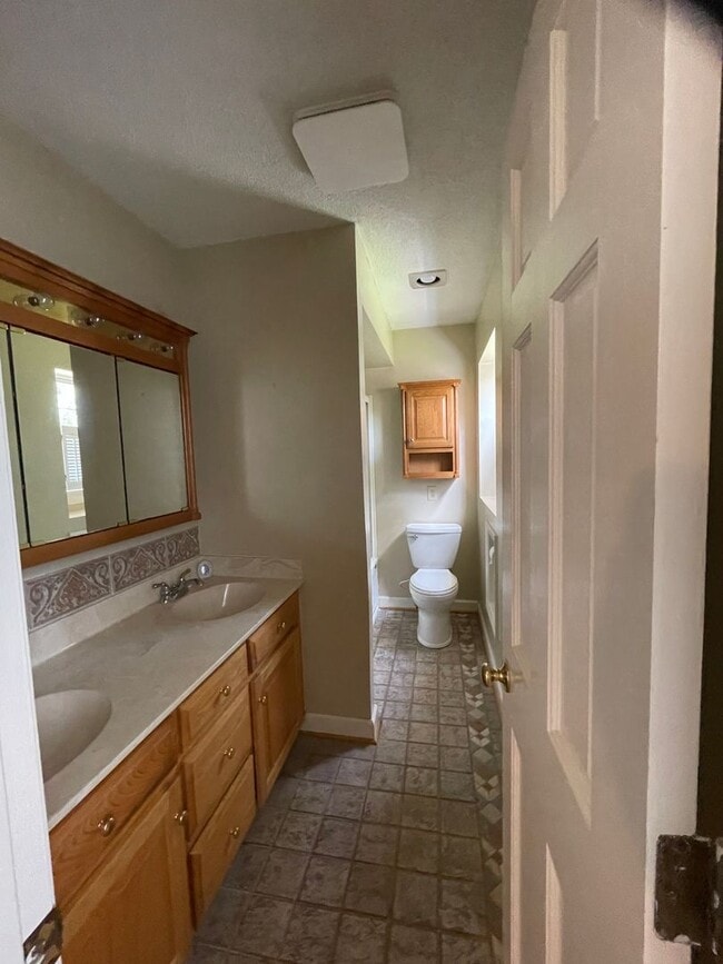 Building Photo - River Bend Rental