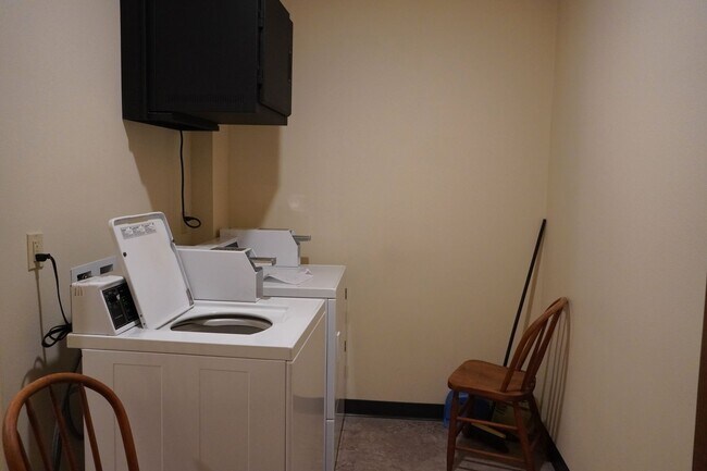 Building Photo - 1 Bedroom, 1 Bath Apartment- All utilities included