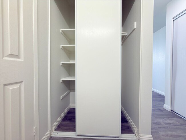 Building Photo - Updated 2Bed/ 2Bath in Canoga Park