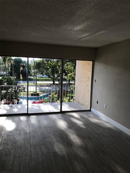Building Photo - 9353 Fontainebleau Blvd
