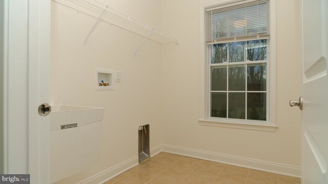 Building Photo - 2 PEACOCK Way