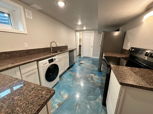 Building Photo - 613 Killarney Dr