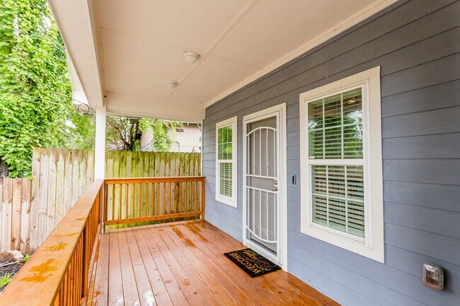 Building Photo - 110 Amundsen St