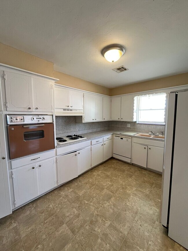 Building Photo - 3617 N Drexel Blvd