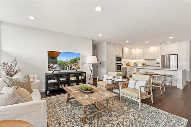 Building Photo - 900 S 1st St