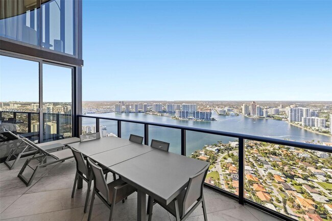 Building Photo - 18555 Collins Ave