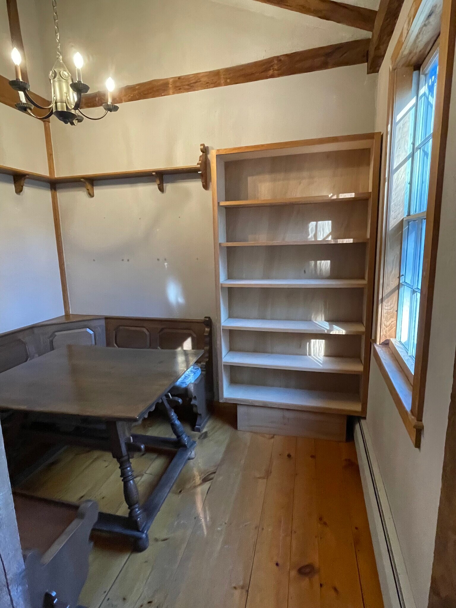 dining area - 950 Western Ave
