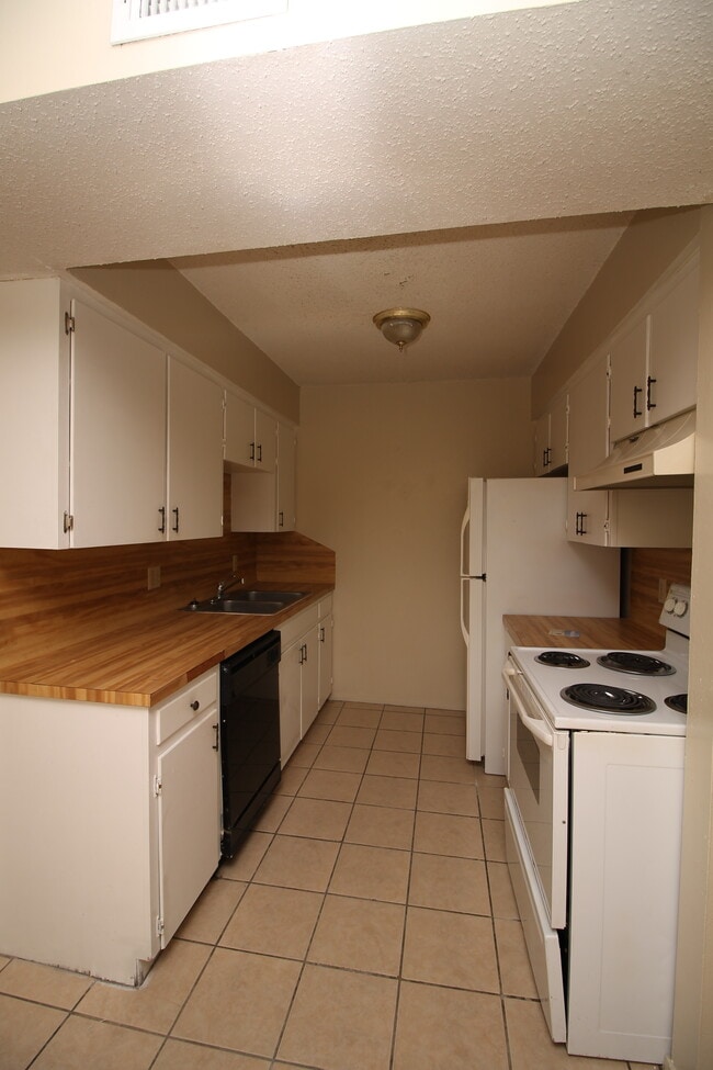 Building Photo - 612-620 E Hibiscus Ave