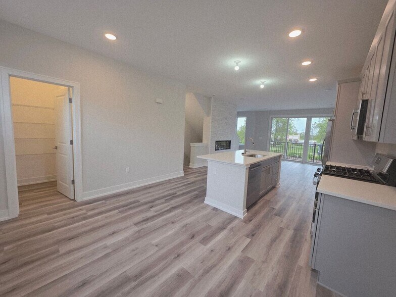 Building Photo - 3618 Trumbull