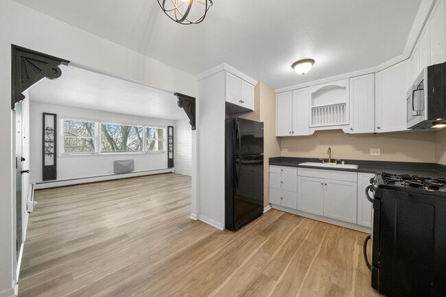 Building Photo - 245 Country Club Dr