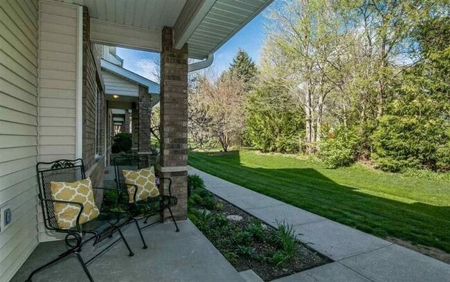 Building Photo - $1,975 | 3 Bedroom, 2.5 Bathroom Town Home | Pet Friendly* | Available for an August 1st, 2026 Mo...