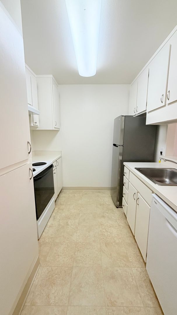 Building Photo - 2101 Shore Line Dr