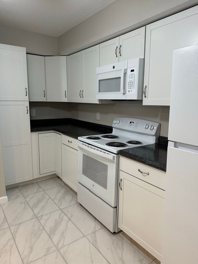 Building Photo - Waterfront Townhome