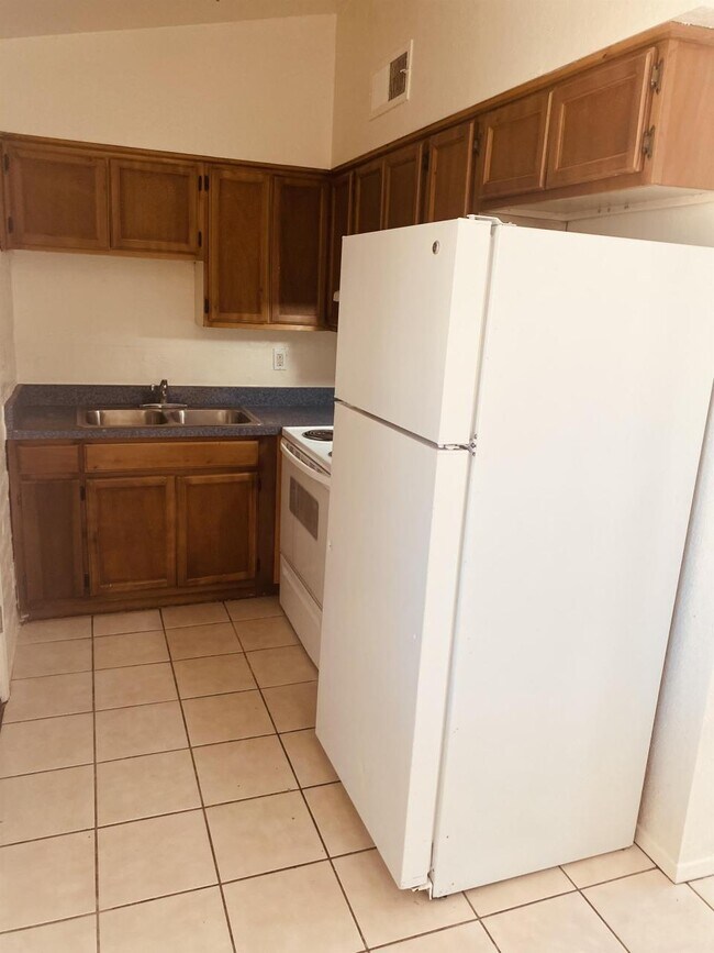 Building Photo - 5760 S Park Ave