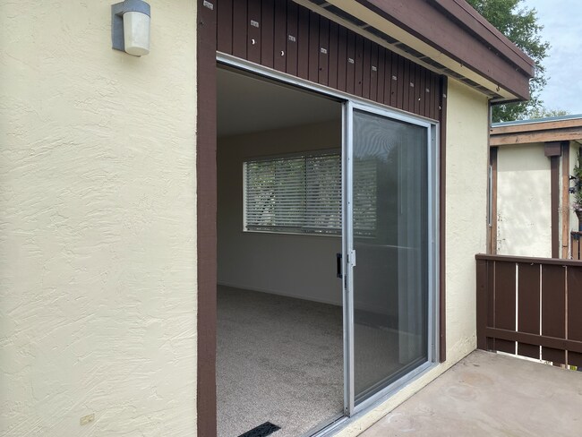 Building Photo - HUGE Charming 2BR/1BA Flat! Downtown! Laundry On-Site! Parking! -PROGRESSIVE