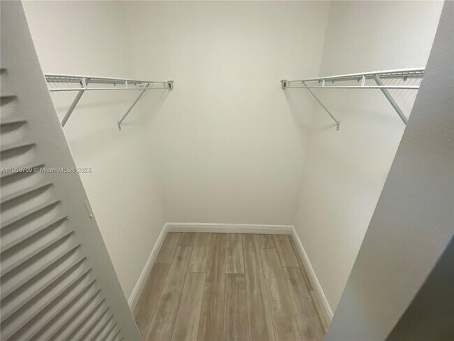 Building Photo - 1237 SW 46th Ave