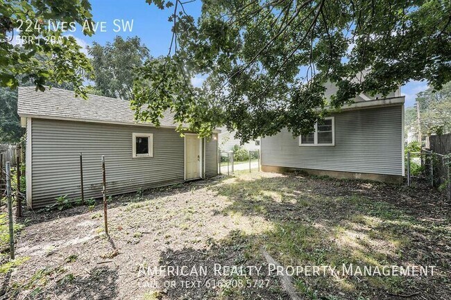 Building Photo - 224 Ives Ave SW