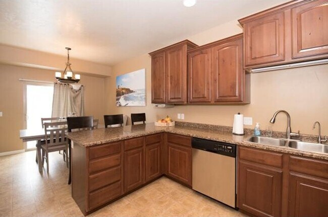 Building Photo - Beautiful 4 bedroom Riverton Townhome for ...