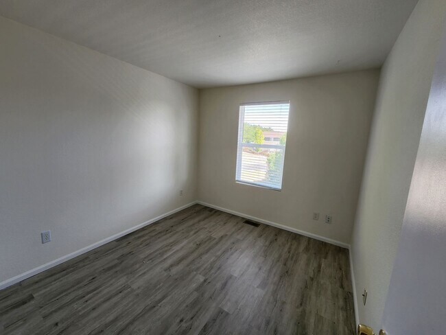 Building Photo - Charming 3 Bed 2 Bath Townhome for Rent in...