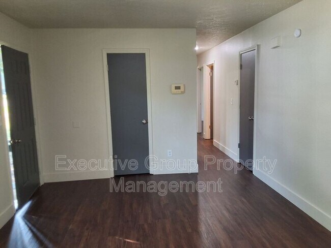 Building Photo - 117 Academy Ln