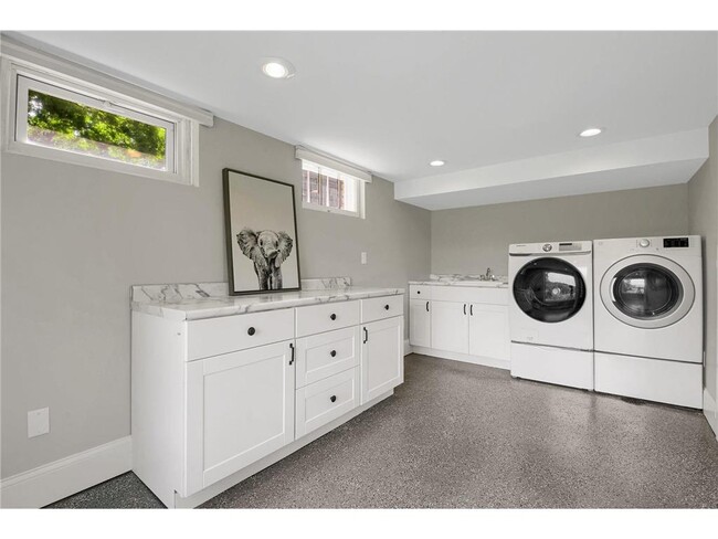 Building Photo - 3465 Deephaven Ave