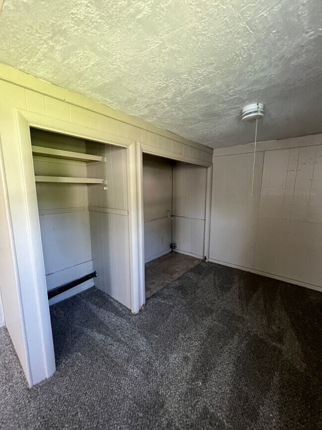 Building Photo - 2 bedroom/1 bathroom