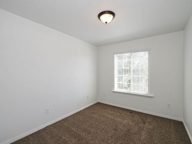 Building Photo - Beautiful 3-Bed, 2-Bath Townhome in Americ...