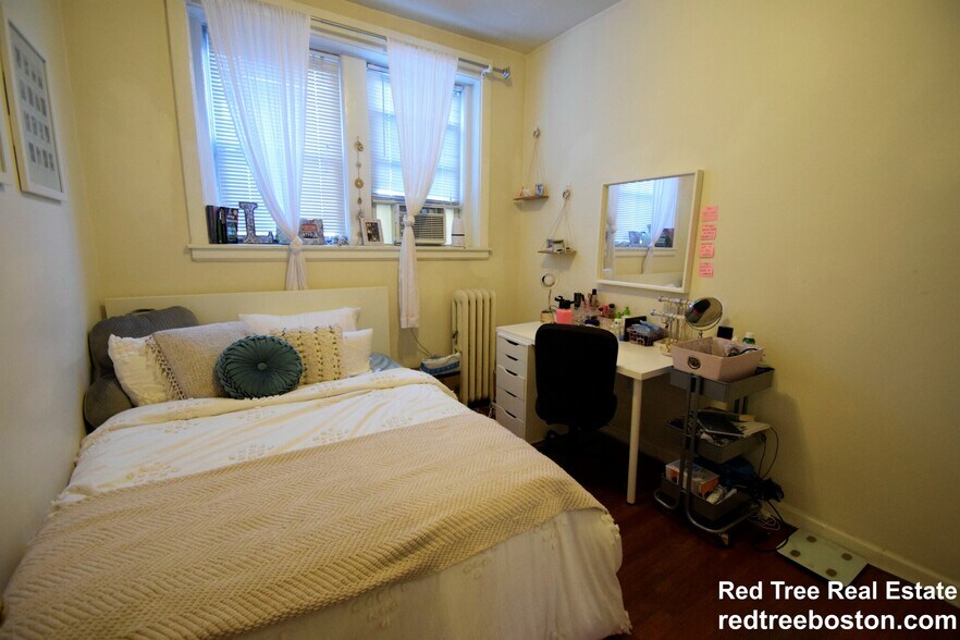 Building Photo - 318 St Paul St