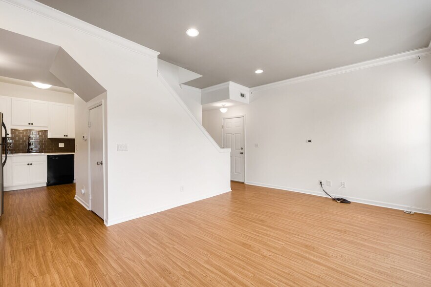 Living Room - 5236 Waterman Blvd