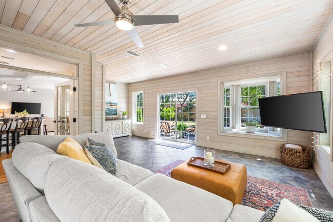 Building Photo - 220 Seabreeze Cir
