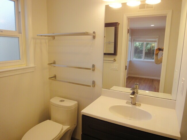 Building Photo - 3 Le Claire Ct