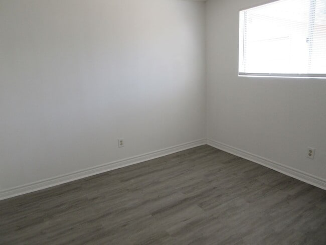 Building Photo - Gated 3 Bed/1 Bath With Big Backyard