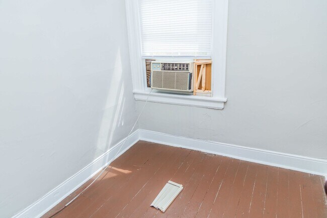 Building Photo - 16 S Plum St
