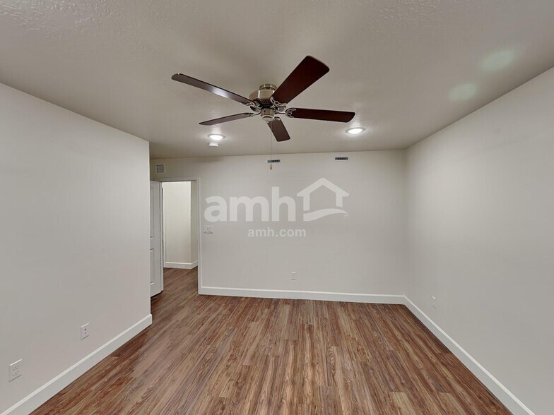 Building Photo - 4390 N Poplar St