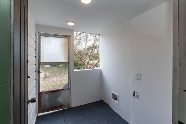 Building Photo - One Bedroom Home!