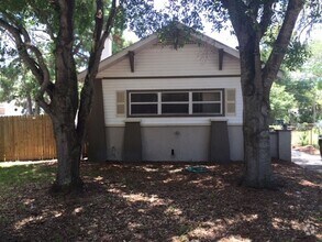 Building Photo - Large 4 bedroom 1 Bath House for rent