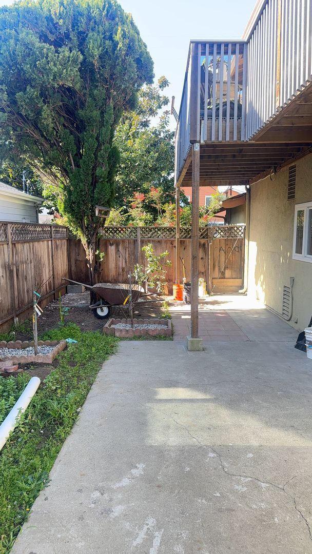 Building Photo - Charming 3 bedrooms 1.5 bath lower level